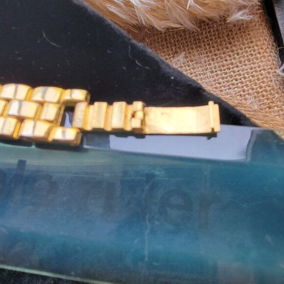 Vintage Jones New York Gold Quartz Watch Square Face Retro Bracelet Gift Her - Picture 4 of 9